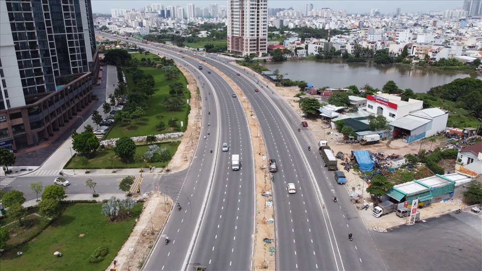 Tuyến đường Nguyễn Văn Linh có lưu lượng xe tải trọng lớn di chuyển nhiều